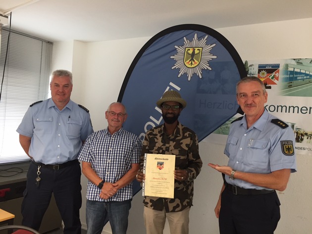 BPOL NRW: Ehrung eines Lebensretters durch den Leiter der Kölner Bundespolizei