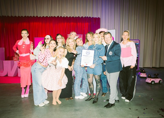 Turbo-Lippenstift holt neuen Tempo-Weltrekord in Berlin – Make-Up-Artistin schminkt 11 Lippenpaare in 60 Sekunden