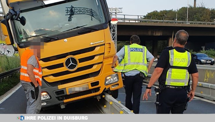 POL-DU: Duisburg/Düsseldorf: Lkw-Unfall auf A40 - Polizei geht gegen Gaffer vor