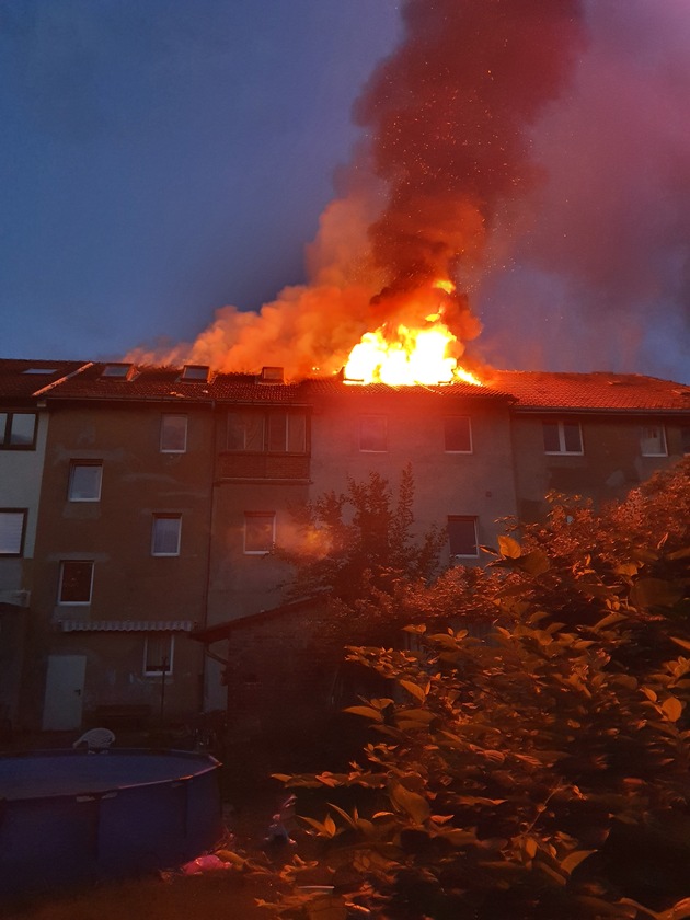 FW-E: Massive Flammen aus Dach - niemand verletzt
