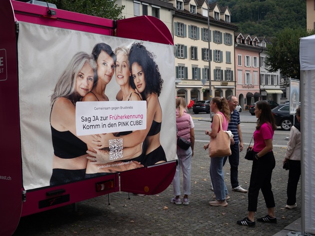 PINK CUBE heute in Glarus: Kostenlose Brustkrebsvorsorge auf dem Rathausplatz