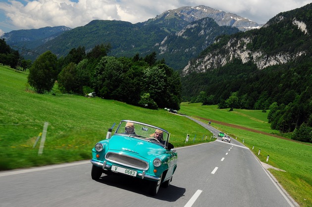 Oldtimer vor Alpenkulisse: SKODA startet mit zwei Kultautos bei der Bodensee Klassik (FOTO)