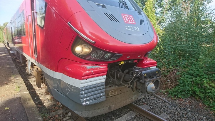 BPOL NRW: Wegen Navi - Regionalbahn erfasst PKW - Bundespolizei ermittelt wegen gefährlichen Eingriffs in den Bahnverkehr