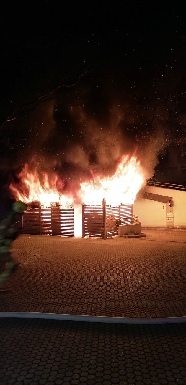 FW Stuttgart: Brennende Mülltonen in Stuttgart-West