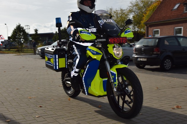 POL-LER: Übergabe eines der ersten Elektromotorräder in der Polizeiinspektion Leer/Emden