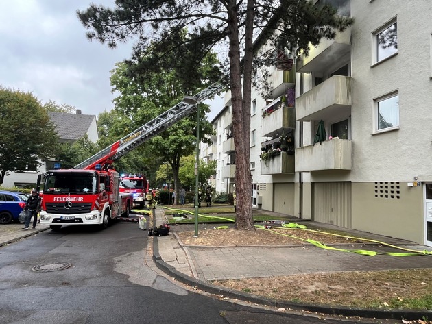 FW-E: Feuer auf dem Balkon eines Mehrfamilienhauses - keine Verletzten