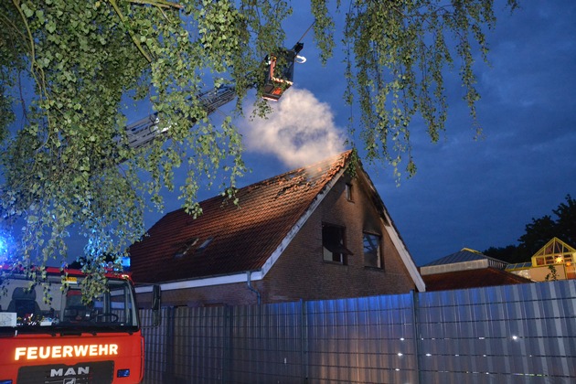 FW-ROW: Zimmerbrand setzt Dachstuhl beim Einfamilienhaus in Brand