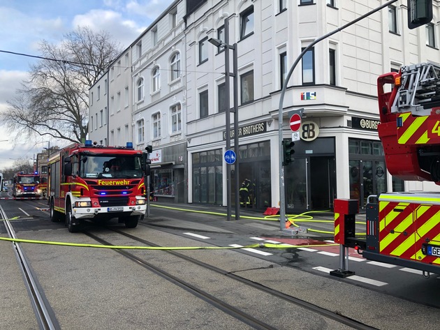 FW-GE: Küchenbrand in einem Burger-Restaurant in Buer sorgt für Feuerwehreinsatz in den Mittagsstunden