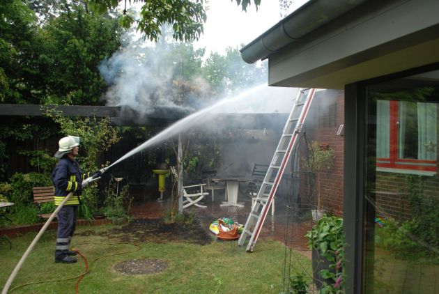 POL-NI: Terrassenüberdachung in Brand geraten - 10.000 Euro Schaden -Bild im Download-
