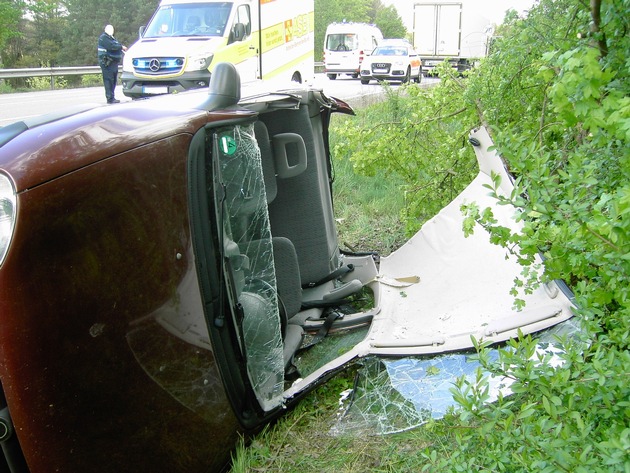 POL-PPWP: In die Böschung geschleudert und schwer verletzt