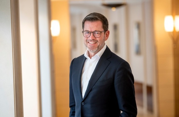 compamedia GmbH: Beste Berater f&uuml;r den Mittelstand geehrt / Karl-Theodor zu Guttenberg gratuliert als Mentor den Preistr&auml;gern