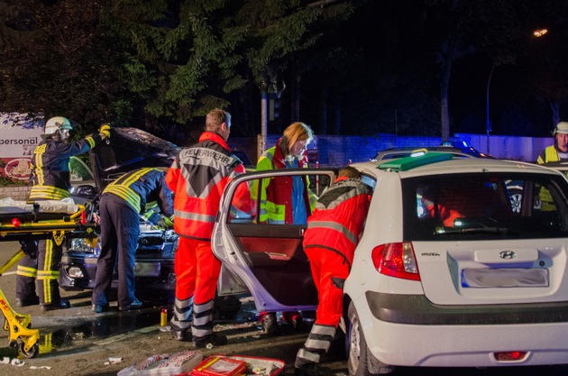 FW Menden: Verkehrsunfall - PKW kollidieren im Kreuzungsbereich