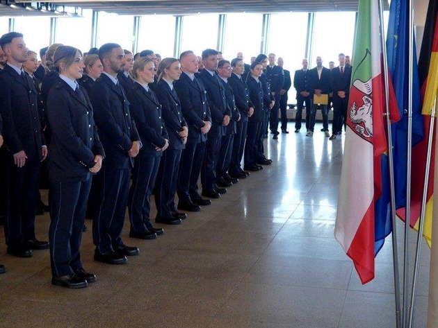 BPOL NRW: Personalzuwachs bei der Bundespolizei am Flughafen Düsseldorf - Über 80 neue Kolleginnen und Kollegen vereidigt