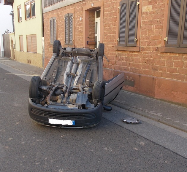 POL-PDNW: Friedelsheim - Pkw überschlägt sich, Fahrerin leicht verletzt