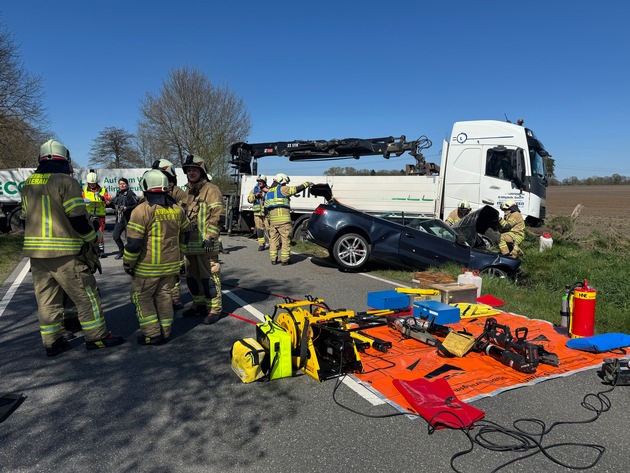 FW-SE: Verkehrsunfall zwischen zwei Personenkraftwagen und einem LKW zwischen Alveslohe und Ellerau