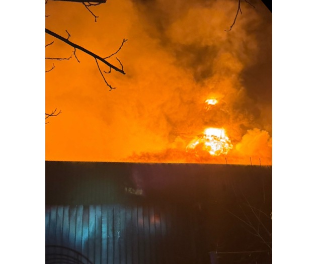 FW Minden: Gro&szlig;brand einer Lagerhalle besch&auml;ftigt die Feuerwehr zwei Tage