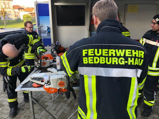 FW-KLE: Achtung, Baum fällt! - Ausbildung an der Motorsäge bei der Freiwilligen Feuerwehr Bedburg-Hau
