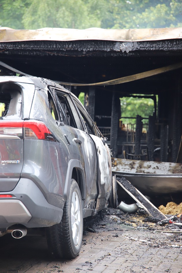 FW-SE: Brennendes Hybrid-Auto greift auf Wohnhaus über