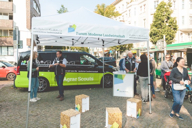 AgrarScouts mit neuem Mobil im Verbraucherdialog auf Berliner Wochenmärkten