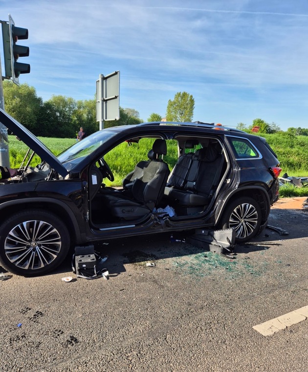 FW Xanten: Auffahrunfall im Kreuzungsbereich - Zwei Personen aus Fahrzeug befreit