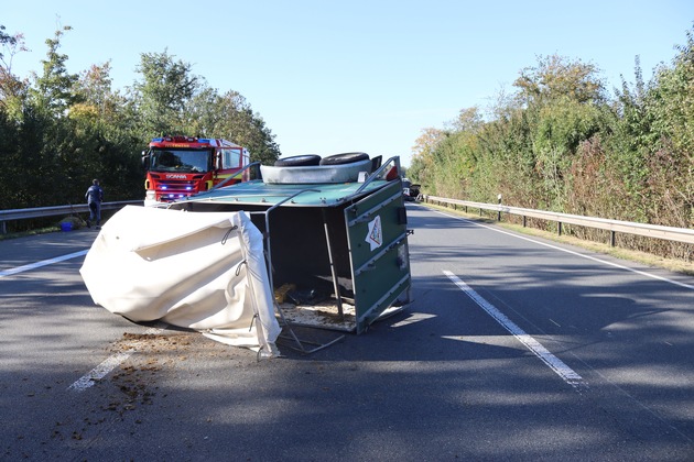 POL-BI: Unfall auf der A2: Pferdeanhänger kippt auf die Seite