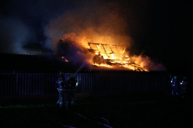 FW Gronau: Scheunenbrand in Epe - eine Unruhige Silvesternacht f&uuml;r die Feuerwehr Gronau
