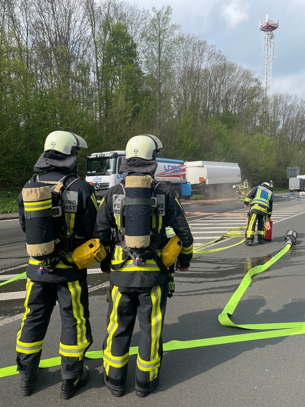 FW-BO: Größere Mengen Heizöl aus Tanklaster ausgelaufen