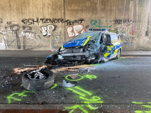 POL-E: Mülheim an der Ruhr: Streifenwagen verunglückt in Unterführung - zwei Beamte schwer verletzt - Foto