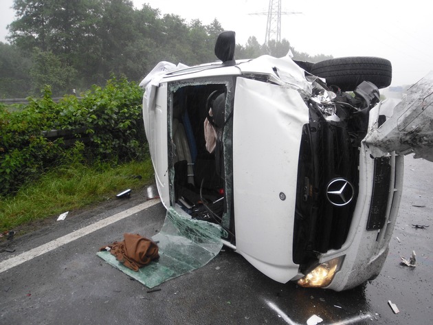 FW-BOT: Bottrop; Verkehrsunfall auf A31 3 Verletzte, 1 Person eingeschlossen, aus Fahrzeug befreit