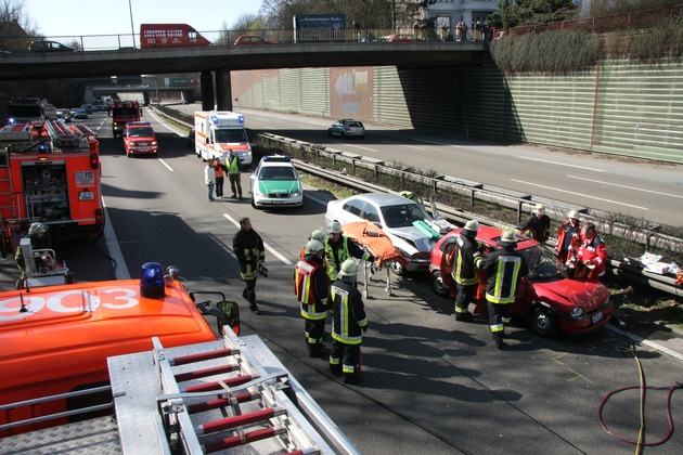 FW-E: Verkehrsunfall auf der A52, junge Frau lebensgefährlich verletzt