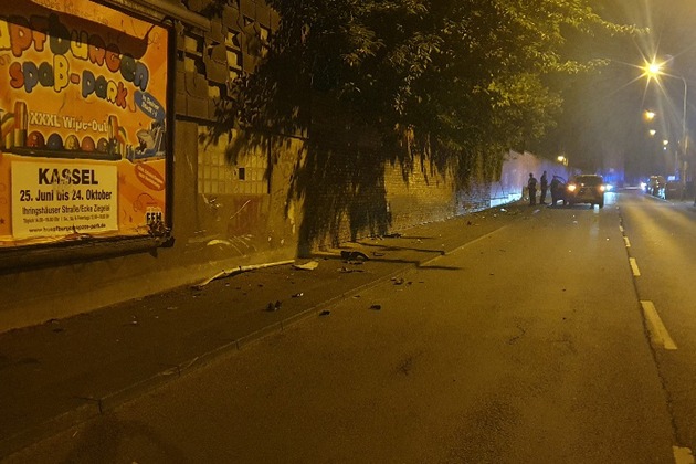 POL-KS: Alkoholisierter Autofahrer kracht gegen Mauer in Wolfhager Straße und wird festgenommen: Rund 15.000 Euro Schaden