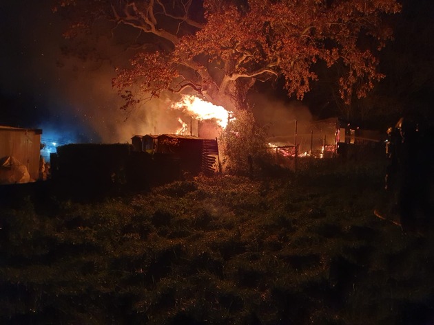 FW Lügde: Gartenhütten und Wohnwagen fangen Feuer