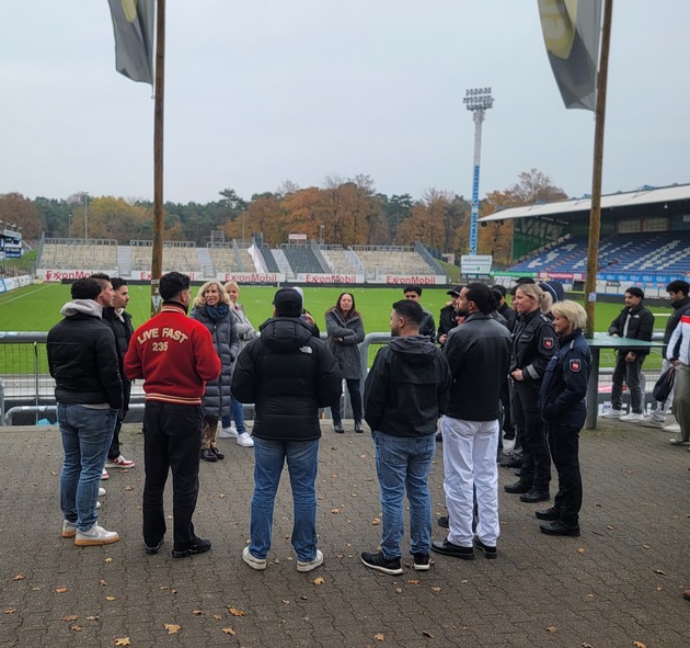 POL-EL: Emsland/Grafschaft Bentheim/Osnabrück - Abschluss des innovativen Dialogprojektes &quot;Gemeinsam Sicherheit schaffen - Muslimische Jugendliche begegnen Polizist*innen (MUJBEPO)&quot; im Stadion des SV Meppen