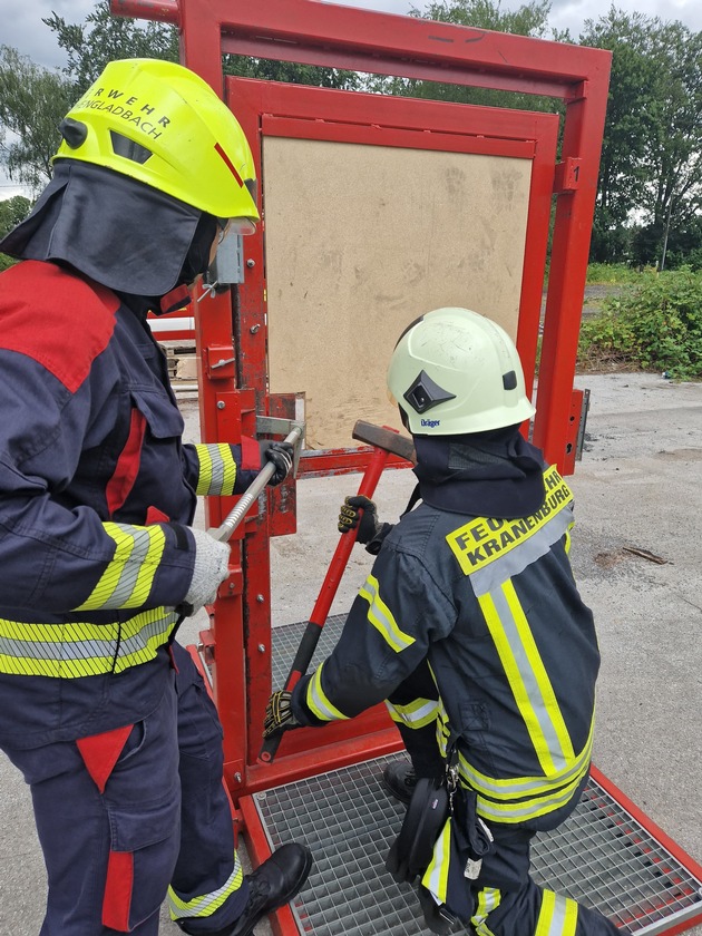 FW-KLE: Freiwillige Feuerwehr Bedburg-Hau - Seminar für Zugangstechniken in Mönchengladbach erfolgreich durchgeführt