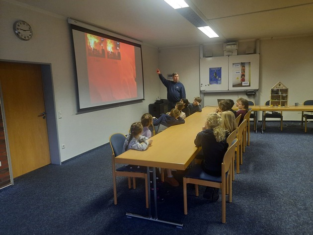 FW-OLL: Feuerwehr Harpstedt schult Grundschulkinder in Brandschutz und richtigem Verhalten im Notfall