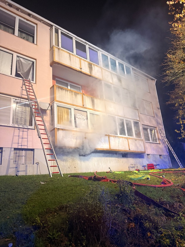 FW-DT: Kellerbrand in Detmold: Mehrere Kinder über Drehleiter gerettet