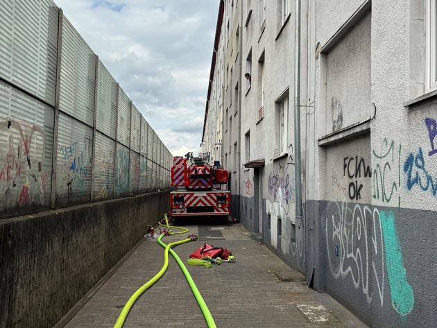 FW-E: Kellerbrand - Aufwändige Rettung über Drehleiter erforderlich