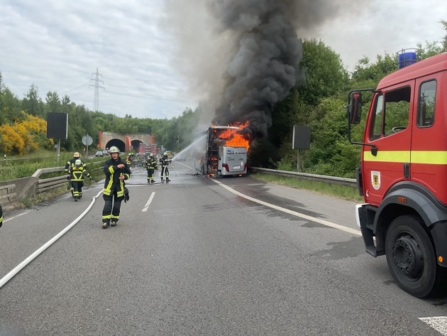 FW-DO: Brennender Reisebus auf B 236