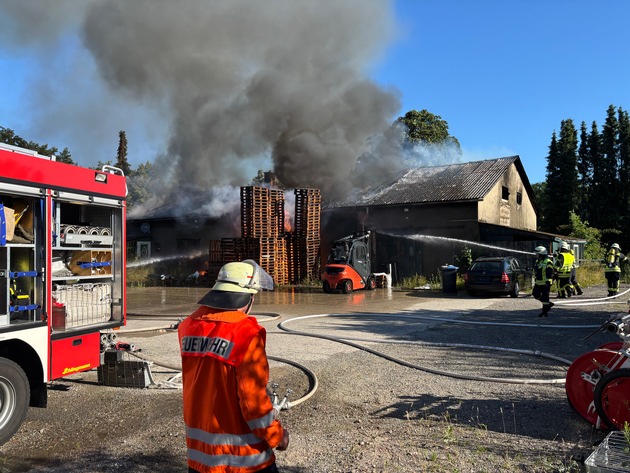 FW-ROW: Großfeuer in Sittensen: Lagerhalle brennt vollständig nieder