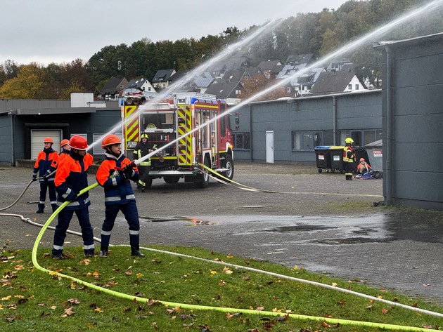 FW Wenden: Jahresabschlussübung der Jugendfeuerwehr der Gemeinde Wenden