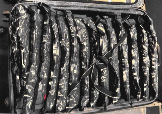 HZA-P: Zoll entdeckt knapp 30 Kilogramm Cannabis am Flughafen BER / Berauschendes Kraut f&uuml;r den Verkauf auf Berliner M&auml;rkten bestimmt