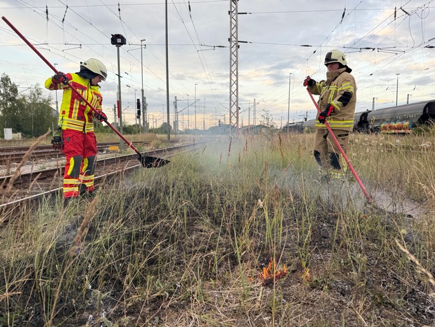FW Lehrte: Böschungsbrand zwischen den Bahngleisen bei Lehrte