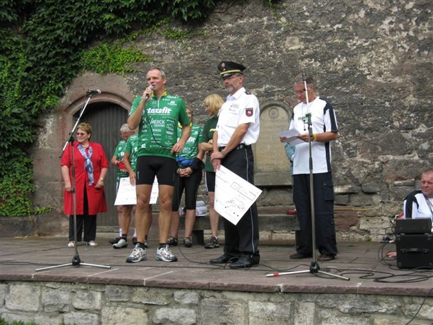 POL-GOE: (1063/2008) Polizeidirektion Göttingen und Polizeiinspektion Northeim/Osterode spenden 1.111 Euro der 25. Tour der Hoffnung - Polizeipräsident Hans Wargel fährt eine Etappe der Tour mit