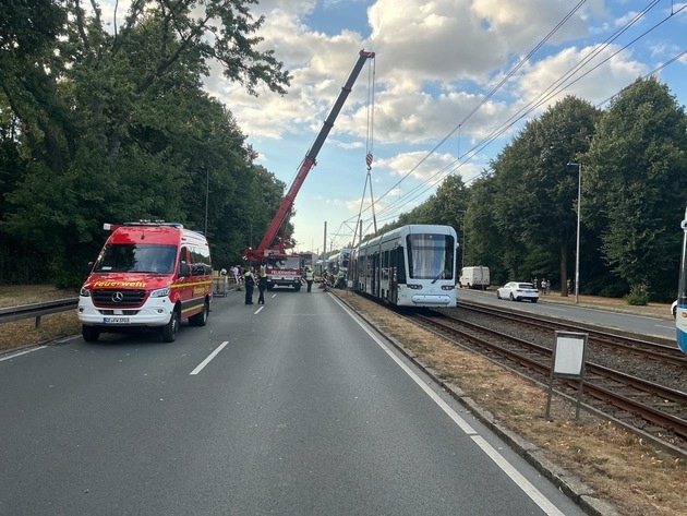 FW-E: Nachbarschaftliche Hilfe nach schwerem Stra&szlig;enbahnunfall in Gelsenkirchen - Feuerwehr Essen unterst&uuml;tzt mit Spezialkr&auml;ften