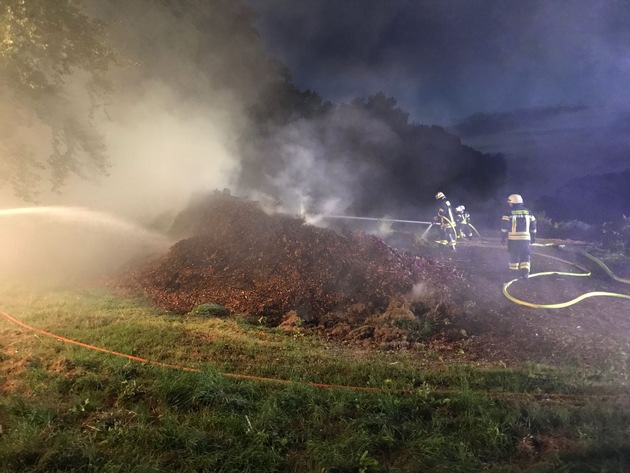 FW-KLE: Meterhohe Flammen: Brand auf dem Gärtnereigelände der Rheinischen Kliniken