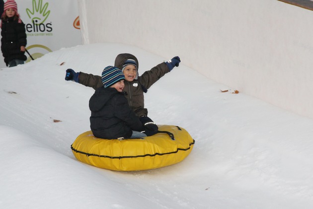 Der Schnee ist da! Bahn frei: Auf der iCover-Piste darf gerutscht werden - BILD