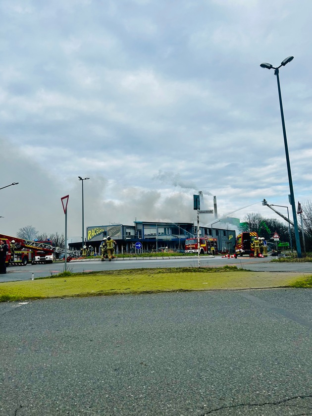 FW-RE: Vollbrand einer Lagerhalle in Herten-Süd - Feuerwehr Recklinghausen unterstützt umfassend die Feuerwehr Herten
