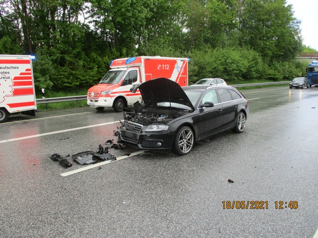 FW Bremerhaven: Verkehrsunfall sorgt für Vollsperrung auf der Autobahn