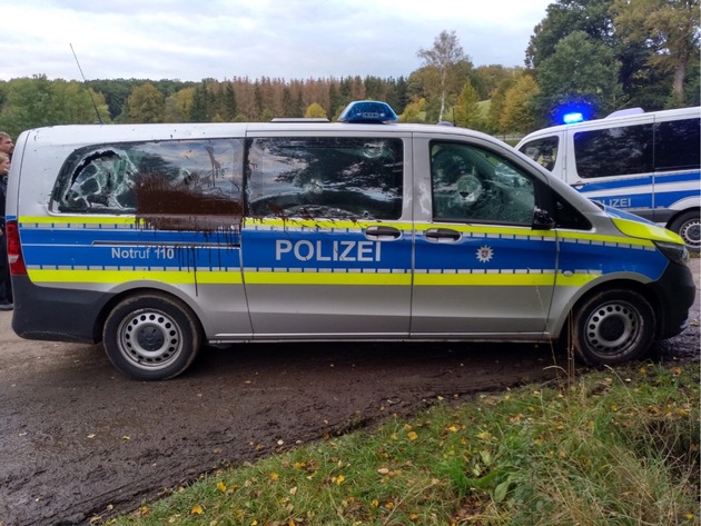 Polizei Presse A 49: Friedlicher 10. Einsatztag endet mit Angriff auf Polizeiauto