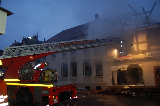 POL-STH: Wohn - und Geschäftshaus durch Brand völlig zerstört